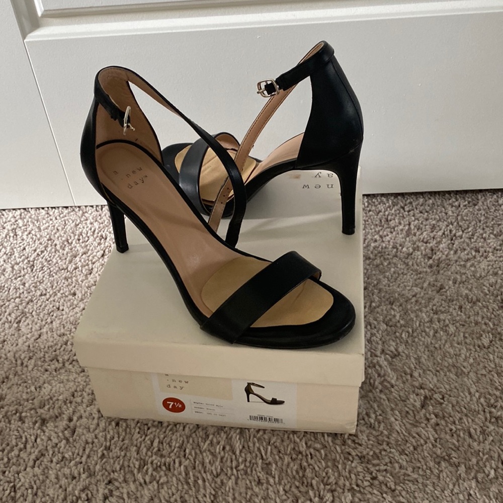 🎈a new day size 7 1/2 black heel shoes 🎈